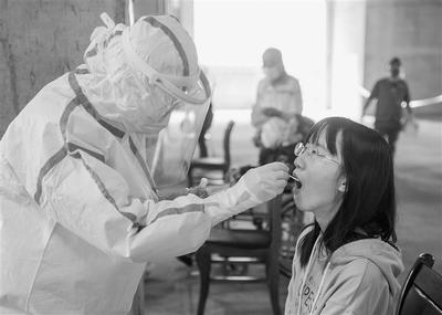 上海一核酸检测机构出现无症状感染者系谣言/上海核酸检测暴增